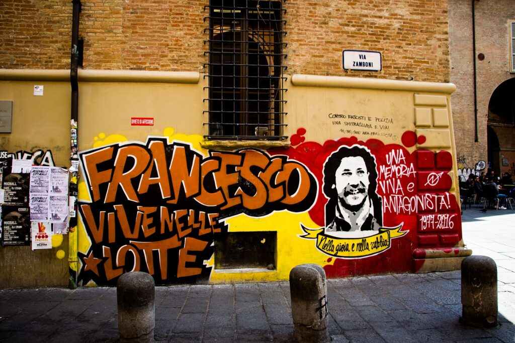 Murale dedicato a Francesco Lorusso all'angolo tra via Zamboni e piazza Verdi a Bologna