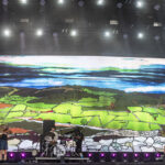La band al completo durante la loro esibizione al Glastonbury Festival 2023, catturata in un momento di intensa performance