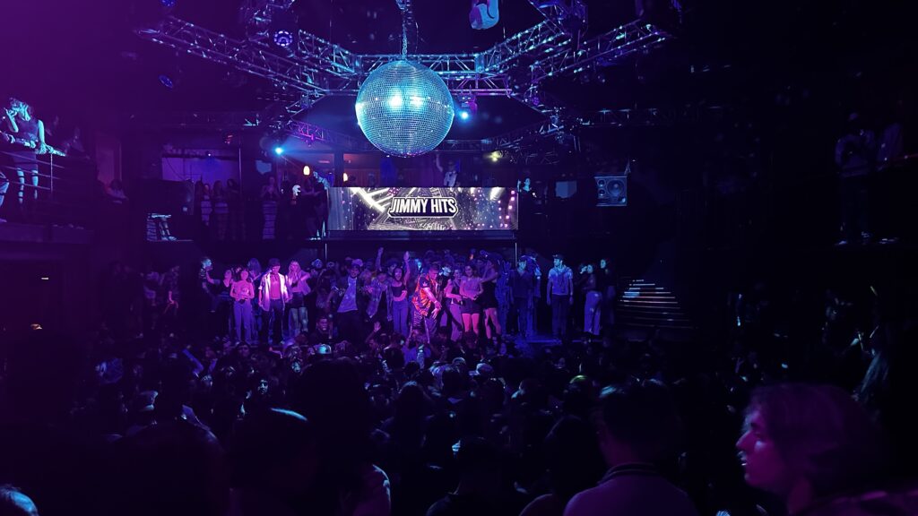 La main room del Club X (ex City Nights), San Francisco 2023. Crediti: InvadingInvader, CC BY-SA 4.0, via Wikimedia Commons