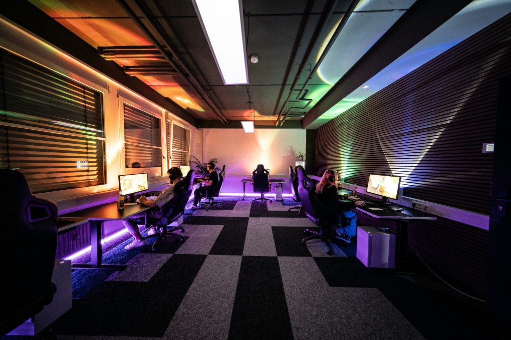 🏷️ ALT TEXT e DESCRIZIONE SEO per IMMAGINE IN EVIDENZA 🔤 ALT TEXT (125 caratteri): "Studio musicale futuristico con sintetizzatori neon che rappresenta l'hyperpop suono futuro della musica elettronica