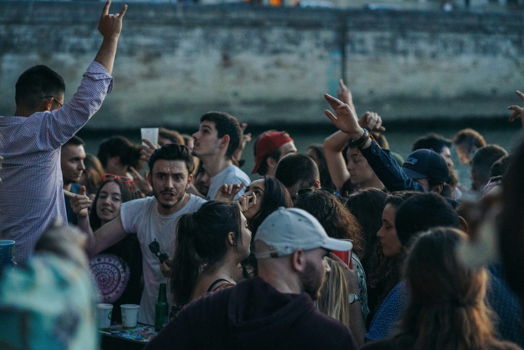 Rave autogestito generazione sober Gen Z socialità alternativa