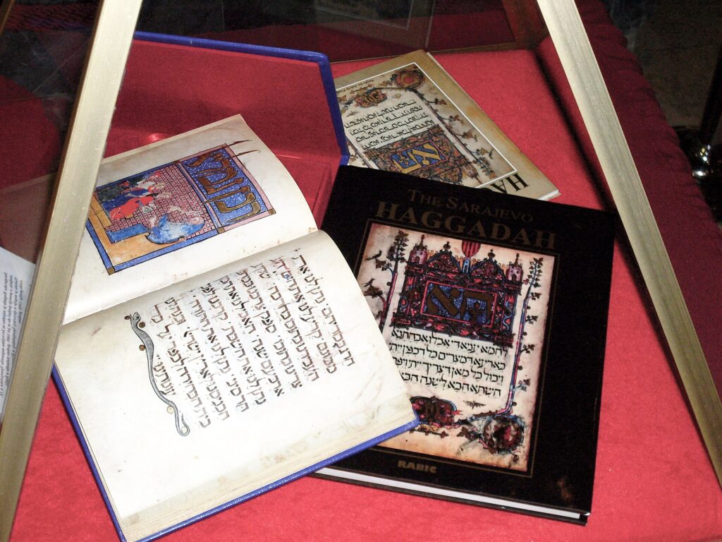 Copie della Haggadah di Sarajevo, manoscritto ebraico medievale portato dalla Spagna dai Sefarditi nel 1492