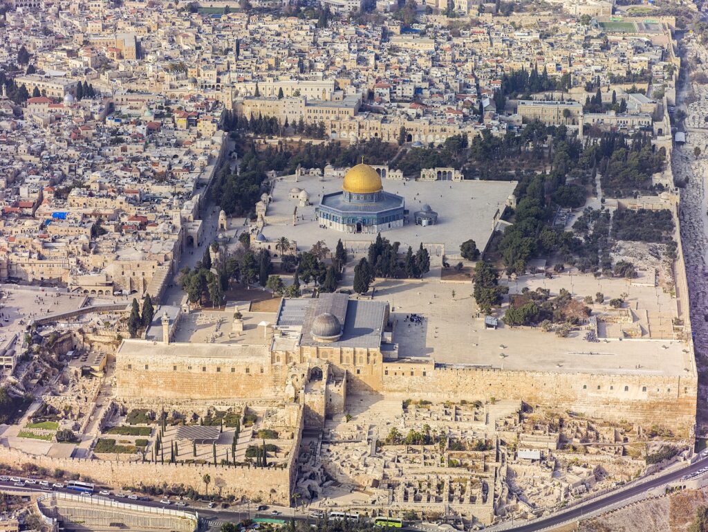 Vista aerea del Monte del Tempio a Gerusalemme con la Cupola della Roccia, luogo sacro per le tre religioni monoteiste