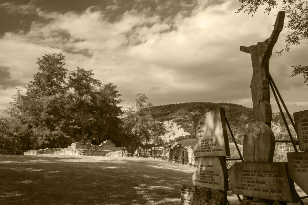Ruderi, stele commemorativa e scultura in pietra al memoriale di Monte Sole, luogo dell'eccidio del 1944