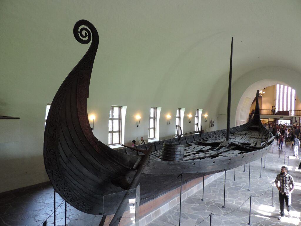 La nave di Oseberg, il vascello vichingo dell'ultimo viaggio, sepolta nell'834 con il suo corredo e ritrovata nel 1904.