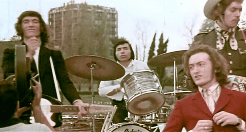 Equipe 84 esegue "29 settembre" di Mogol e Battisti in una scena del film I ragazzi di Bandiera Gialla del 1967