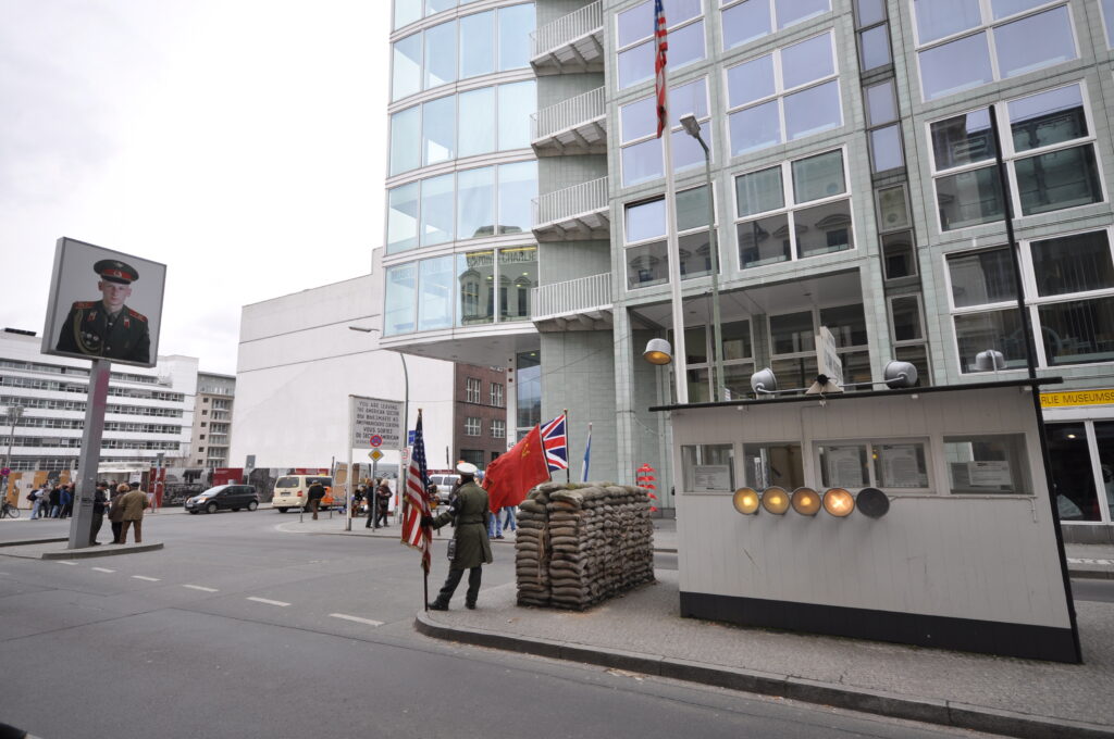 l Checkpoint Charlie a Berlino, il valico tra Est e Ovest dove Lucio Dalla scrisse Futura nel 1979