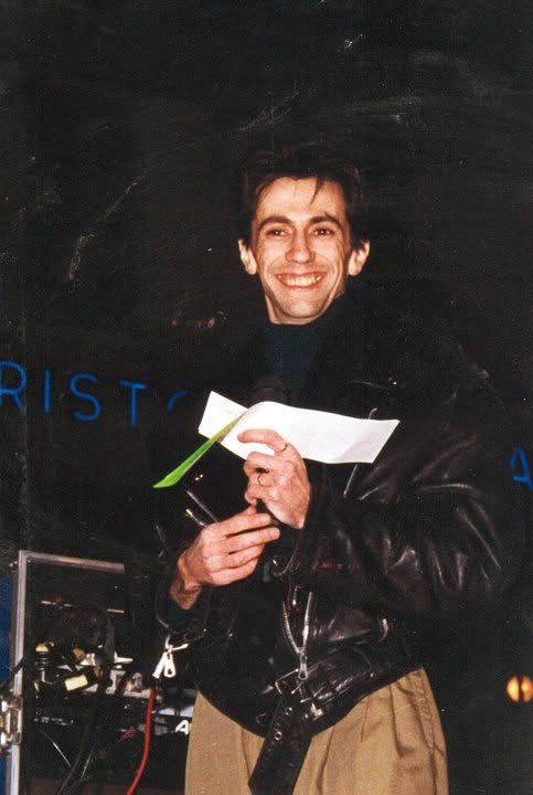 assimo Siddi al microfono durante uno spettacolo a Cantù per Radio LatteMiele, anni Novanta"