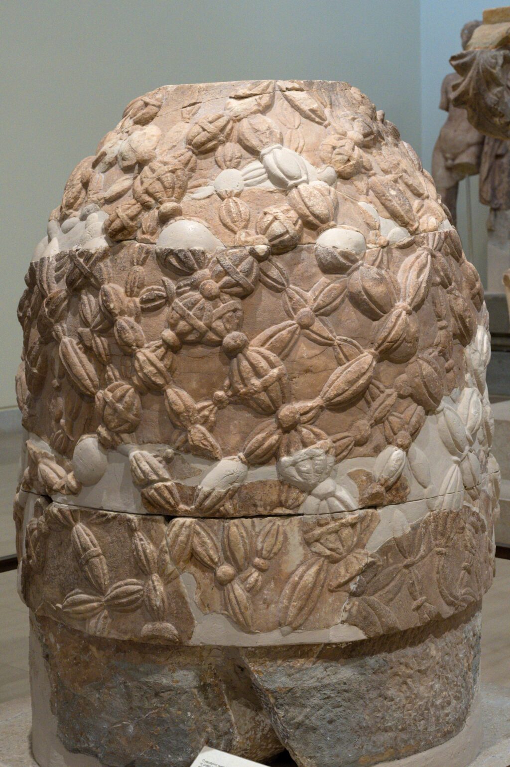 La pietra Omphalos del museo di Delfi, simbolo dell'ombelico del mondo nell'antica Grecia