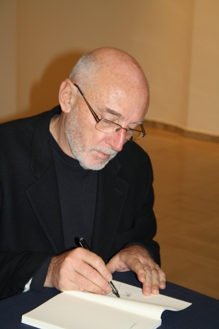 Paolo Rumiz firma copie del libro Il bene ostinato, Bari 2011