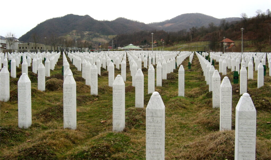 Le lapidi bianche del memoriale del genocidio di Srebrenica a Potočari, Bosnia Erzegovina