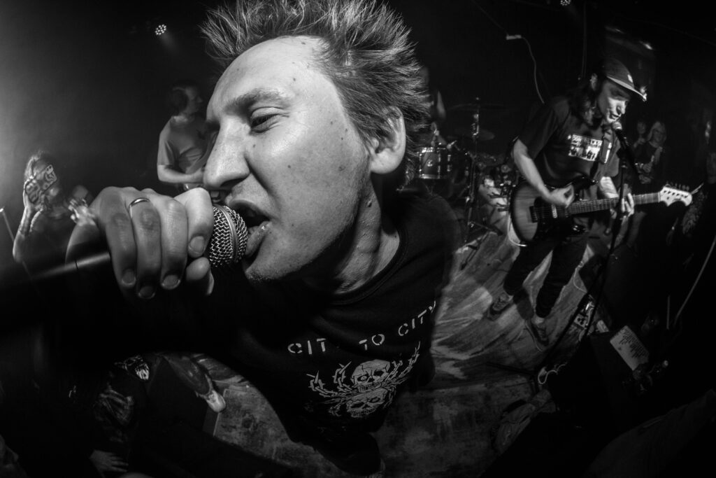 Neo post-punk, sul palco di un concerto dal vivo