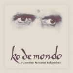 Copertina di Ko de mondo dei C.S.I., due occhi su fondo avorio e il titolo in corsivo calligrafico