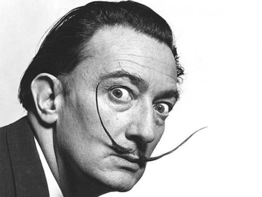 Ritratto fotografico in bianco e nero di Salvador Dalí, protagonista del surrealismo